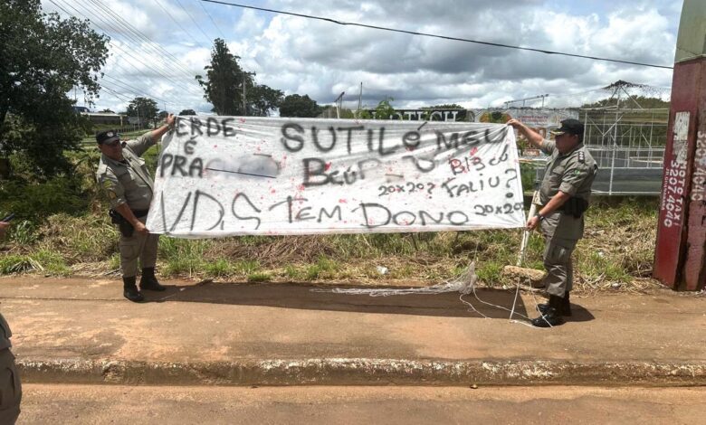 Parelha é agarrado em Goiânia por instalar tira com prenúncio Parelha é agarrado em Goiânia por instalar tira com prenúncio