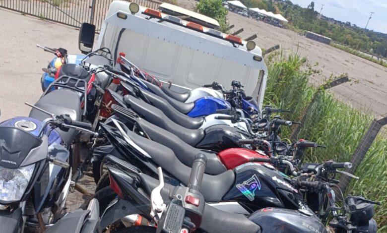 Ação da PM e prefeitura apreende 30 motocicletas em Aparecida Ação da PM e prefeitura apreende 30 motocicletas em Aparecida