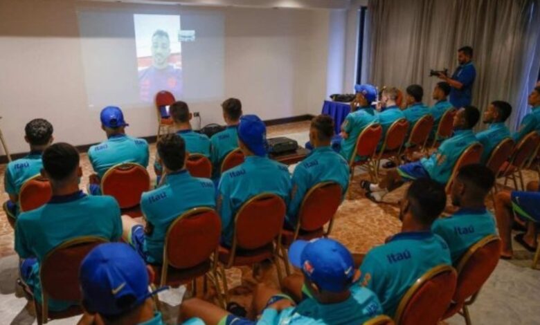 Danilo, do Flamengo, se reúne com atletas da Seleção Sub-20