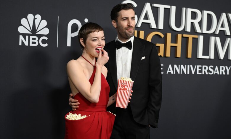 Emma Stone usa tapado com pipoca para natalício de 50 anos do SNL Emma Stone usa tapado com pipoca para natalício de 50 anos do SNL