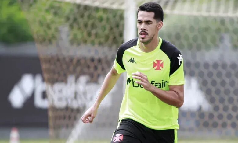 Zagueiro vira incerteza no Vasco para clássico formal contra o Flamengo Zagueiro vira incerteza no Vasco para clássico formal contra o Flamengo